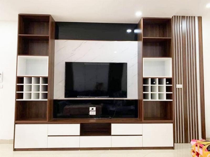 Vách ngăn phòng khách đẹp cho không gian nhỏ kết hợp kệ trang trí và tivi.